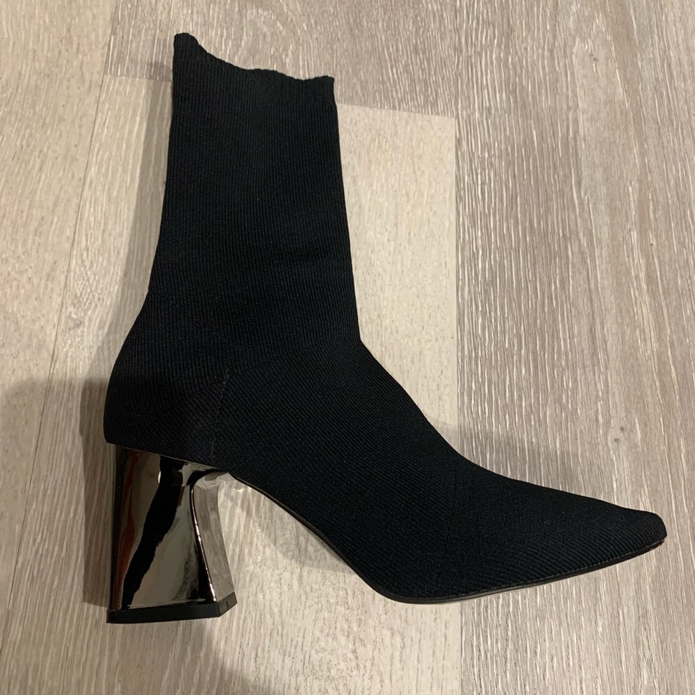 Zara sucks booties